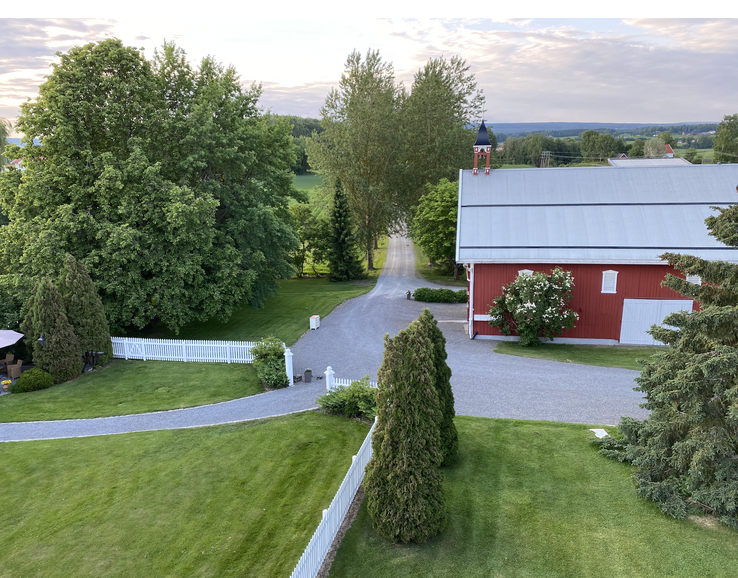 Gårdstun med allé til Blæstad