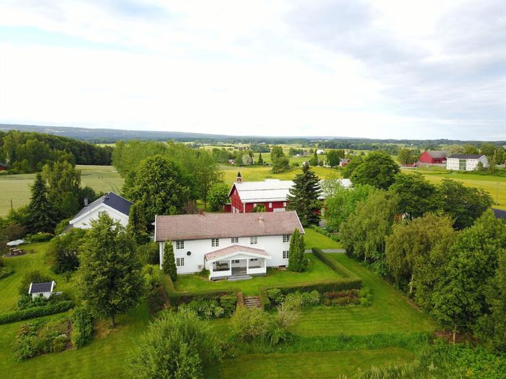 Utleieenheten med terrasse mot syd. Blæstad til høyre i bildet.