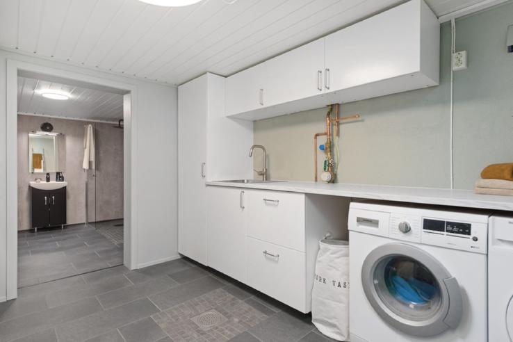 Eget vaskerom med vaskemaskin og tørketrommel